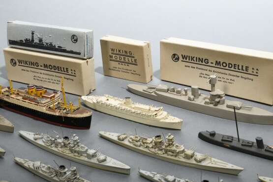 66 Wiking-Schiffsmodelle, z.T. in Originalschachtel, bestehend aus: 15 Modellboote (3x "Gneisenau Scharnhorst", 2x "K. Kreutzer", "Wilhelm Gustloff", "Leipzig", "Tsingtau&quot… - photo 17