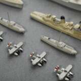 66 Wiking-Schiffsmodelle, z.T. in Originalschachtel, bestehend aus: 15 Modellboote (3x "Gneisenau Scharnhorst", 2x "K. Kreutzer", "Wilhelm Gustloff", "Leipzig", "Tsingtau&quot… - Foto 18