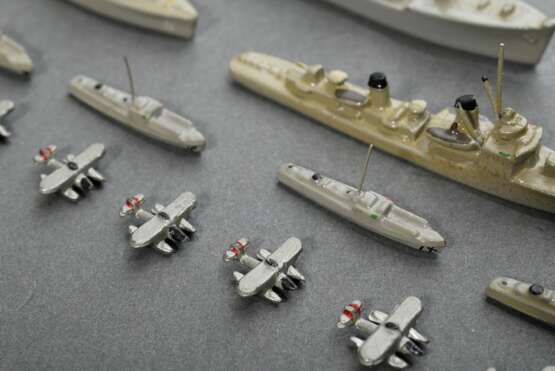 66 Wiking-Schiffsmodelle, z.T. in Originalschachtel, bestehend aus: 15 Modellboote (3x "Gneisenau Scharnhorst", 2x "K. Kreutzer", "Wilhelm Gustloff", "Leipzig", "Tsingtau&quot… - photo 18