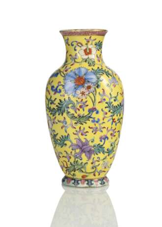 Vase mit floralem Dekor in polychromen Farben auf gelbem Fond - photo 1