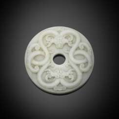 Fast weisse Jadescheibe vom Typ 'bi' mit zwei reliefierten Chilong im archaischen Stil