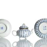 Zwei Schälchen und ein Teekännchen aus Porzellan mit Kalligraphie in Unterglasurblau - Foto 2