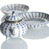 Zwei Schälchen und ein Teekännchen aus Porzellan mit Kalligraphie in Unterglasurblau - фото 3