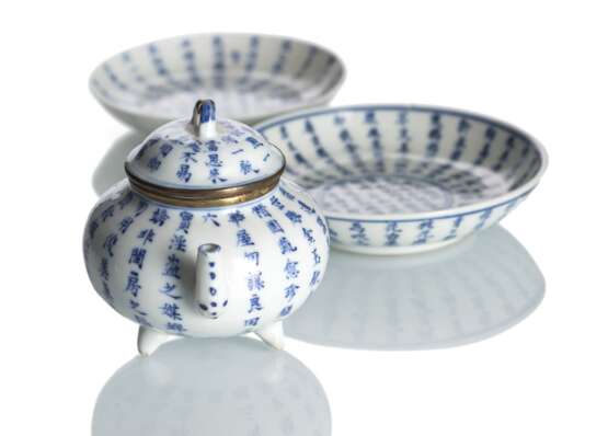 Zwei Schälchen und ein Teekännchen aus Porzellan mit Kalligraphie in Unterglasurblau - Foto 3