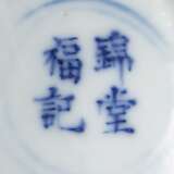 Zwei Schälchen und ein Teekännchen aus Porzellan mit Kalligraphie in Unterglasurblau - фото 4