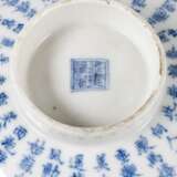 Konvolut von Deckelschalen, Vasen, Tassen und einer Kanne aus Porzellan mit unterglasurblauem Kalligraphie-Dekor - photo 3