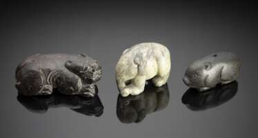 Drei Jadeschnitzereien: Löwe, Schwein und Elefant