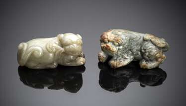 Zwei Jadeschnitzereien von liegenden Löwen, einer mit Lingzhi-Zweig