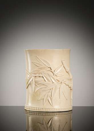 Seltener Pinselbecher aus Elfenbein mit Bambus-Relief - Foto 1