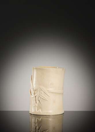 Seltener Pinselbecher aus Elfenbein mit Bambus-Relief - фото 2