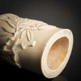 Seltener Pinselbecher aus Elfenbein mit Bambus-Relief - Foto 3