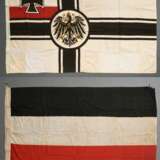 2 Diverse Flaggen: "Nationalflagge des Deutschen Reichs in der Kaiserzeit 1871-1918" sog. Reichsflagge (77x154cm) und "Seekriegsflagge der Kaiserlichen Marine" sog. Reichskriegsflagge,(93x161cm), 1x m… - фото 1