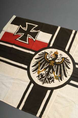 2 Diverse Flaggen: "Nationalflagge des Deutschen Reichs in der Kaiserzeit 1871-1918" sog. Reichsflagge (77x154cm) und "Seekriegsflagge der Kaiserlichen Marine" sog. Reichskriegsflagge,(93x161cm), 1x m… - photo 2