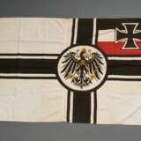 2 Diverse Flaggen: "Nationalflagge des Deutschen Reichs in der Kaiserzeit 1871-1918" sog. Reichsflagge (77x154cm) und "Seekriegsflagge der Kaiserlichen Marine" sog. Reichskriegsflagge,(93x161cm), 1x m… - фото 3
