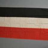 2 Diverse Flaggen: "Nationalflagge des Deutschen Reichs in der Kaiserzeit 1871-1918" sog. Reichsflagge (77x154cm) und "Seekriegsflagge der Kaiserlichen Marine" sog. Reichskriegsflagge,(93x161cm), 1x m… - photo 7