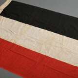 2 Diverse Flaggen: "Nationalflagge des Deutschen Reichs in der Kaiserzeit 1871-1918" sog. Reichsflagge (77x154cm) und "Seekriegsflagge der Kaiserlichen Marine" sog. Reichskriegsflagge,(93x161cm), 1x m… - photo 8