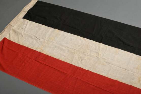 2 Diverse Flaggen: "Nationalflagge des Deutschen Reichs in der Kaiserzeit 1871-1918" sog. Reichsflagge (77x154cm) und "Seekriegsflagge der Kaiserlichen Marine" sog. Reichskriegsflagge,(93x161cm), 1x m… - Foto 8