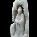 Seltene Jadeschnitzerei des Guanyin in einer Felsgrotte stehend - photo 3