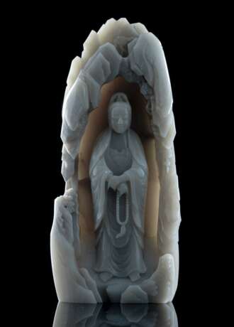 Seltene Jadeschnitzerei des Guanyin in einer Felsgrotte stehend - Foto 5