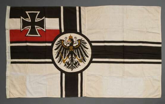 2 Diverse Flaggen: "Nationalflagge des Deutschen Reichs in der Kaiserzeit 1871-1918" sog. Reichsflagge (77x154cm) und "Seekriegsflagge der Kaiserlichen Marine" sog. Reichskriegsflagge,(93x161cm), 1x m… - Foto 11