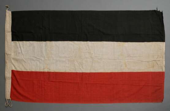 2 Diverse Flaggen: "Nationalflagge des Deutschen Reichs in der Kaiserzeit 1871-1918" sog. Reichsflagge (77x154cm) und "Seekriegsflagge der Kaiserlichen Marine" sog. Reichskriegsflagge,(93x161cm), 1x m… - Foto 12