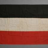 2 Diverse Flaggen: "Nationalflagge des Deutschen Reichs in der Kaiserzeit 1871-1918" sog. Reichsflagge (77x154cm) und "Seekriegsflagge der Kaiserlichen Marine" sog. Reichskriegsflagge,(93x161cm), 1x m… - Foto 12