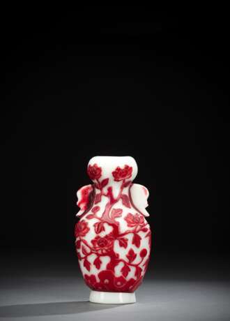 Feine weiße Vase aus Pekingglas mit rotem Überfang - photo 2