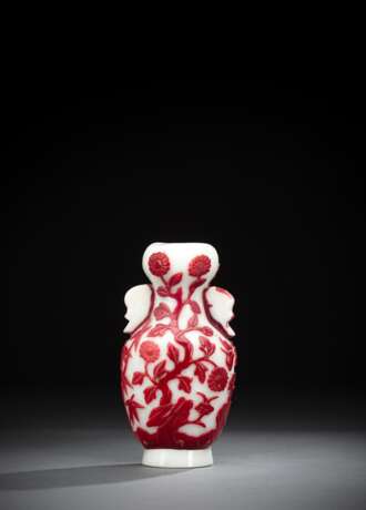 Feine weiße Vase aus Pekingglas mit rotem Überfang - фото 3