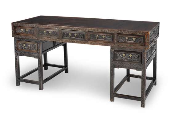 Dreiteiliger Hongmu-Schreibtisch mit sieben Schubladen und floralem Schnitzdekor - photo 1