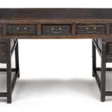 Dreiteiliger Hongmu-Schreibtisch mit sieben Schubladen und floralem Schnitzdekor - photo 2