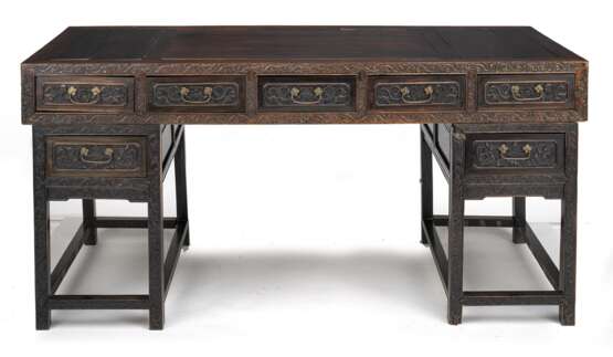 Dreiteiliger Hongmu-Schreibtisch mit sieben Schubladen und floralem Schnitzdekor - фото 2