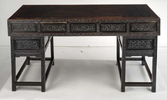 Dreiteiliger Hongmu-Schreibtisch mit sieben Schubladen und floralem Schnitzdekor - фото 5
