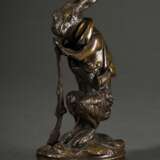 Cain, Auguste Nicolas (1821-1894) "Hase in Jägermontur auf Gewehr gestützt" auf ovaler Plinthe, Bronze, sign., Frankreich um 1900, H. 13cm - фото 1