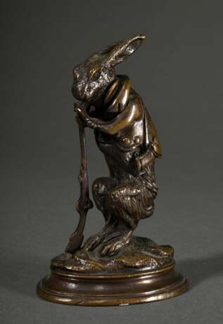 Cain, Auguste Nicolas (1821-1894) "Hase in Jägermontur auf Gewehr gestützt" auf ovaler Plinthe, Bronze, sign., Frankreich um 1900, H. 13cm - Foto 1