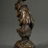 Cain, Auguste Nicolas (1821-1894) "Hase in Jägermontur auf Gewehr gestützt" auf ovaler Plinthe, Bronze, sign., Frankreich um 1900, H. 13cm - Foto 3