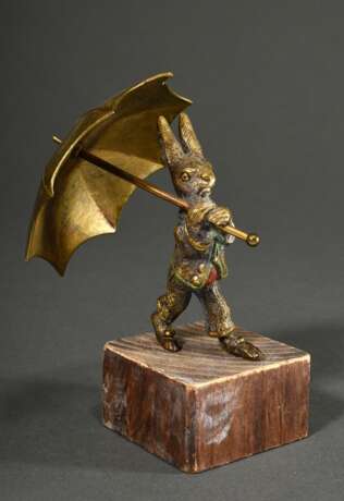 Bronze "Hase mit Schirm", bekleidet mit Wams und Hose, Reste farbiger Bemalung, auf Holzsockel, H. 9,5/13cm, leicht berieben - Foto 1