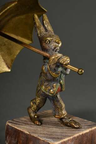 Bronze "Hase mit Schirm", bekleidet mit Wams und Hose, Reste farbiger Bemalung, auf Holzsockel, H. 9,5/13cm, leicht berieben - Foto 2