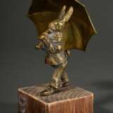 Bronze "Hase mit Schirm", bekleidet mit Wams und Hose, Reste farbiger Bemalung, auf Holzsockel, H. 9,5/13cm, leicht berieben - photo 3