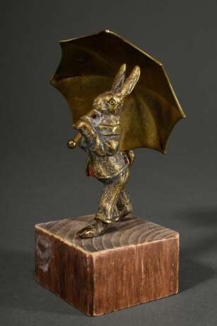 Bronze "Hase mit Schirm", bekleidet mit Wams und Hose, Reste farbiger Bemalung, auf Holzsockel, H. 9,5/13cm, leicht berieben - фото 3
