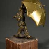 Bronze "Hase mit Schirm", bekleidet mit Wams und Hose, Reste farbiger Bemalung, auf Holzsockel, H. 9,5/13cm, leicht berieben - Foto 4