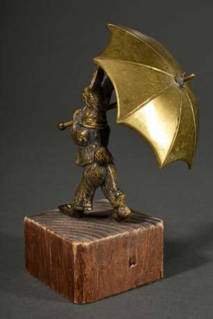 Bronze "Hase mit Schirm", bekleidet mit Wams und Hose, Reste farbiger Bemalung, auf Holzsockel, H. 9,5/13cm, leicht berieben - photo 4