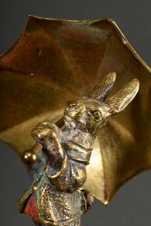 Bronze "Hase mit Schirm", bekleidet mit Wams und Hose, Reste farbiger Bemalung, auf Holzsockel, H. 9,5/13cm, leicht berieben - Foto 5