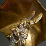 Bronze "Hase mit Schirm", bekleidet mit Wams und Hose, Reste farbiger Bemalung, auf Holzsockel, H. 9,5/13cm, leicht berieben - Foto 5