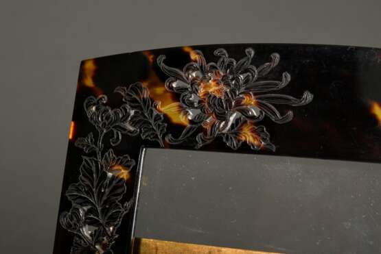 Schildpatt Fotorahmen mit graviertem und durchbrochenem Dekor "Chrysanthemen und Iris" sowie vergoldeter Metall Halterung, um 1900/1920, 22x15,5cm, LM 13x9,3cm, Montierung lose - photo 3