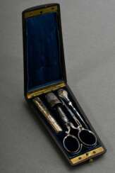 Näh-Necessaire in Palisander Etui mit Messing und Perlmutt Einlagen sowie Wappenkartusche, Interieur mit 5 partiell vergoldeten Toledostahl Utensilien in blauem Samt, um 1870/1880, 12,6x6,5cm, Gebrauchsspuren