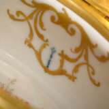 Ovale KPM Porzellan Schnupftabakdose in Rokoko Form mit Weichmalerei "Blüten und Ornamentgitter", Goldstaffage und Messing Montierung, blaue Zeptermarke, 5x9,3x5,2cm - Foto 6