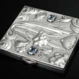 Art Deco Dose mit floral abstrahierter Treibarbeit sowie zwei blauen synthetischen Spinellen, Silber 900 innen vergoldet, 104g, 7,9x7,9cm - photo 1