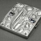 Art Deco Dose mit floral abstrahierter Treibarbeit sowie zwei blauen synthetischen Spinellen, Silber 900 innen vergoldet, 104g, 7,9x7,9cm - фото 4