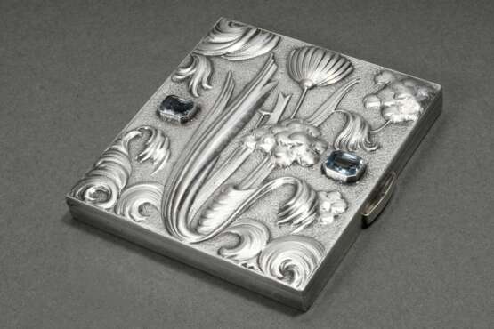 Art Deco Dose mit floral abstrahierter Treibarbeit sowie zwei blauen synthetischen Spinellen, Silber 900 innen vergoldet, 104g, 7,9x7,9cm - фото 4