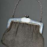 Abendtasche mit geflochtenem Silberdraht und hellblauem Guilloché Emaille Bügel mit Goldgirlanden, undeutliches Herstellerzeichen: wohl Louis Kuppenheim/Pforzheim, um 1900/1910, Silber 935, 151g, 13,5x17cm, Emaille etw. … - фото 1